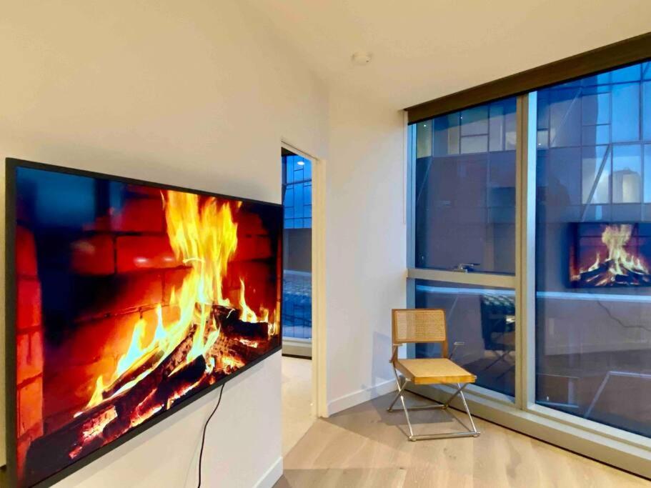 Chic 2BR Luxury Apt in Prime West Side Complex Center of It All