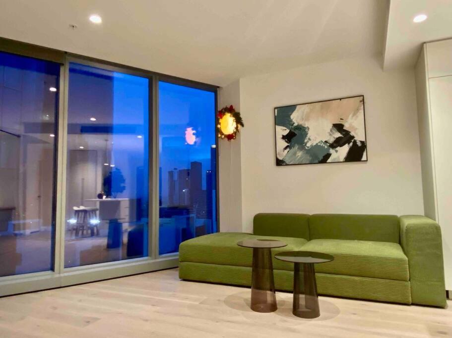 Chic 2BR Luxury Apt in Prime West Side Complex Center of It All