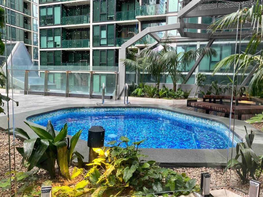 Chic 2BR Luxury Apt in Prime West Side Complex Center of It All