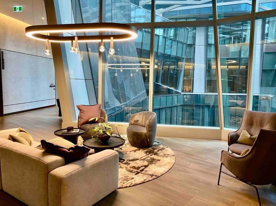 Chic 2BR Luxury Apt in Prime West Side Complex Center of It All