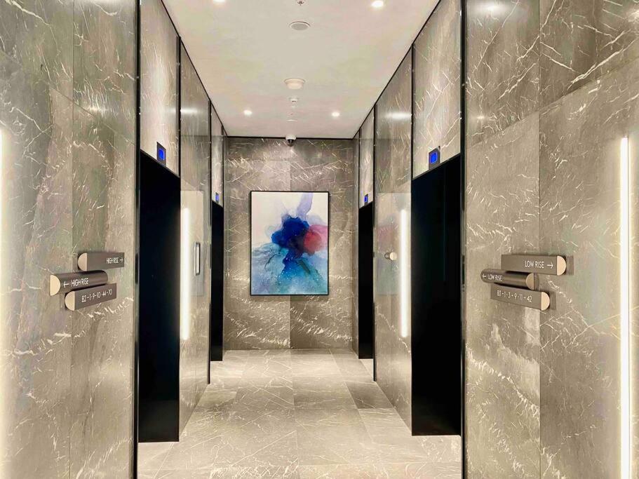 Chic 2BR Luxury Apt in Prime West Side Complex Center of It All