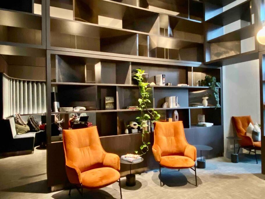 Chic 2BR Luxury Apt in Prime West Side Complex Center of It All
