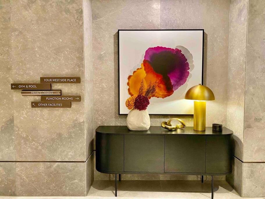 Chic 2BR Luxury Apt in Prime West Side Complex Center of It All