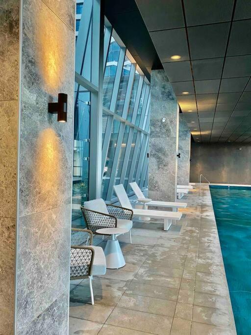 Chic 2BR Luxury Apt in Prime West Side Complex Center of It All