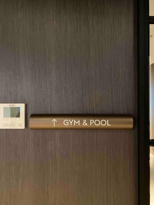 Chic 2BR Luxury Apt in Prime West Side Complex Center of It All