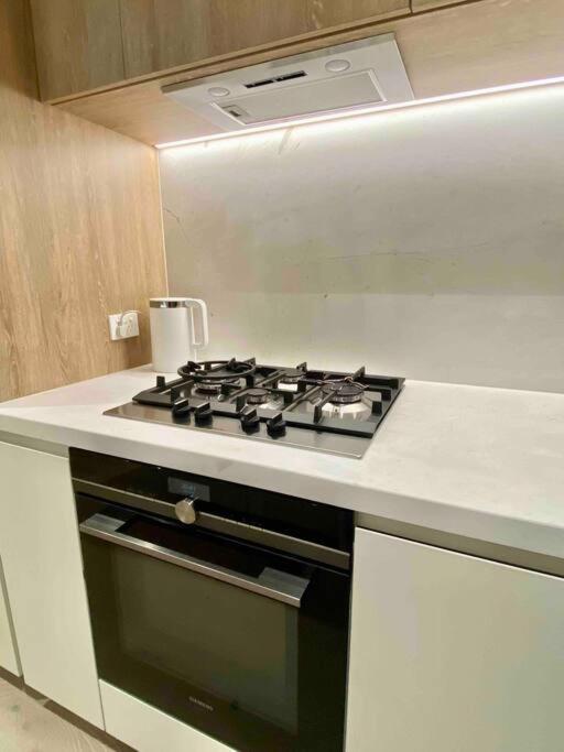 Chic 2BR Luxury Apt in Prime West Side Complex Center of It All