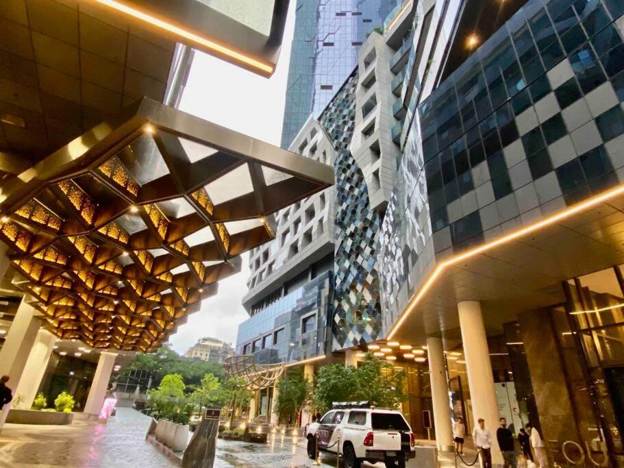 Chic 2BR Luxury Apt in Prime West Side Complex Center of It All