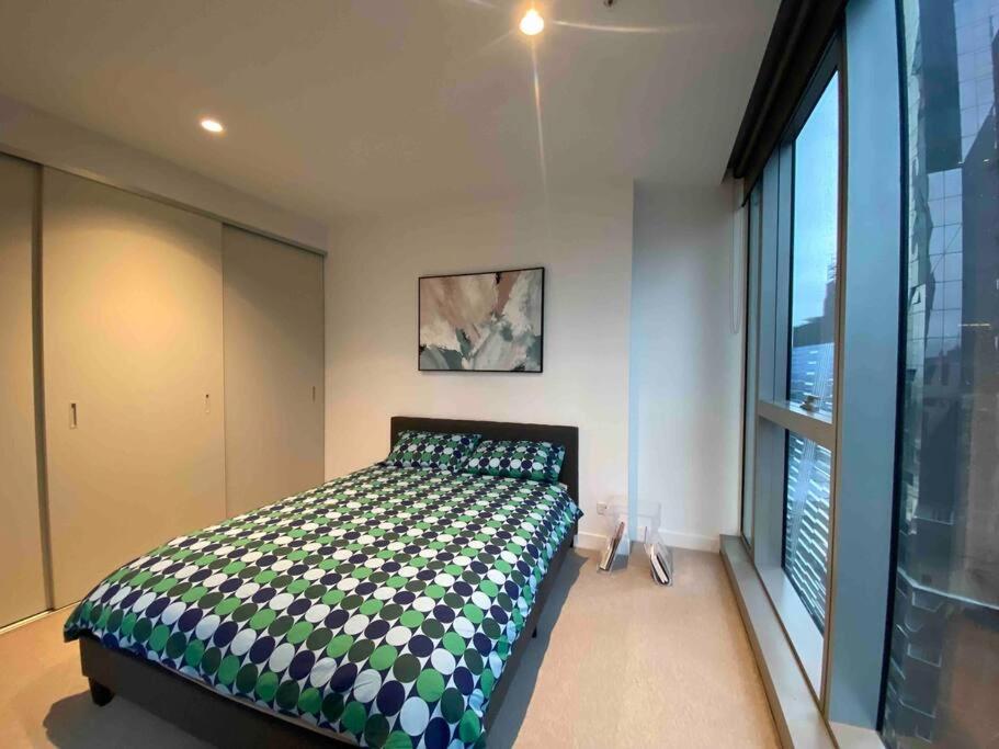 Chic 2BR Luxury Apt in Prime West Side Complex Center of It All
