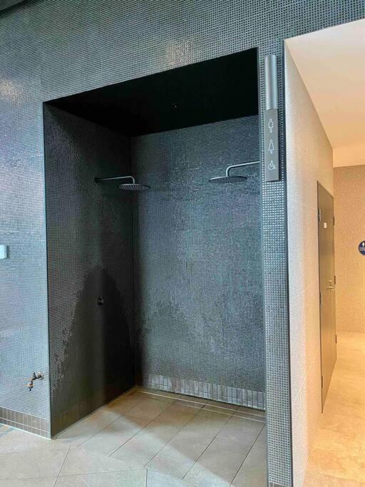 Chic 2BR Luxury Apt in Prime West Side Complex Center of It All