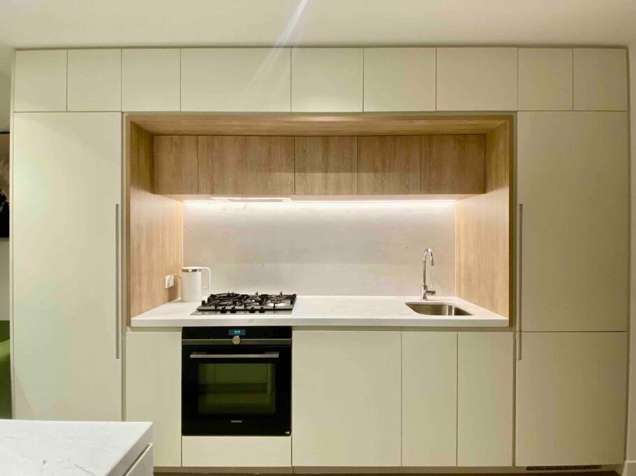 Chic 2BR Luxury Apt in Prime West Side Complex Center of It All