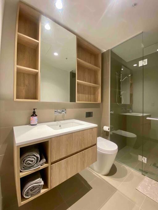 Chic 2BR Luxury Apt in Prime West Side Complex Center of It All