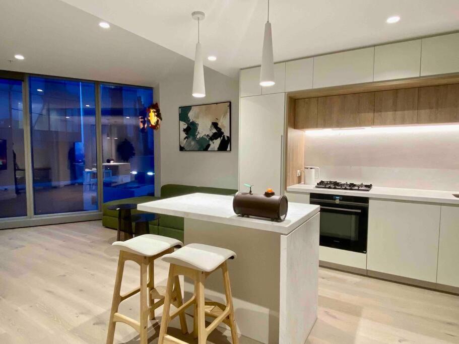 Chic 2BR Luxury Apt in Prime West Side Complex Center of It All