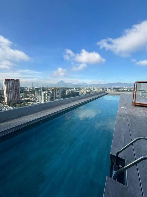 Apartamento con piscina y vista en zona 10 view 2