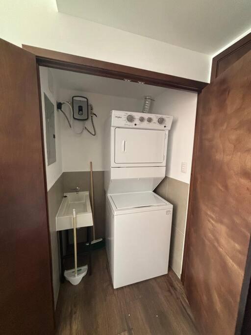 Apartamento con piscina y vista en zona 10 view 5