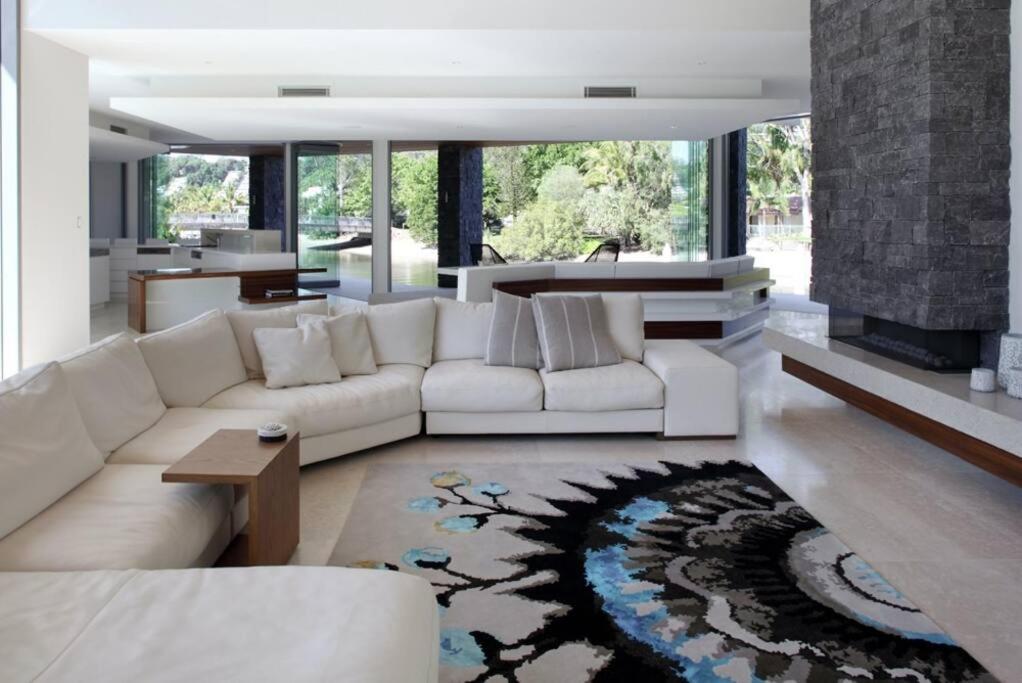 Racquet Retreat by Noosa Secret Destinations- Short Walk to Hastings Street
