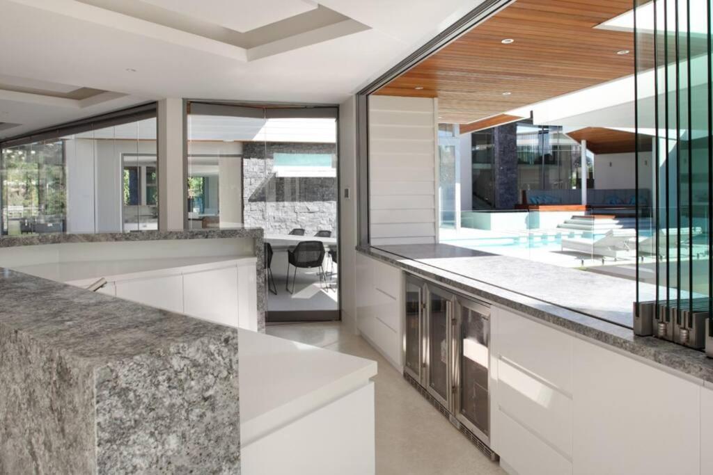 Racquet Retreat by Noosa Secret Destinations- Short Walk to Hastings Street