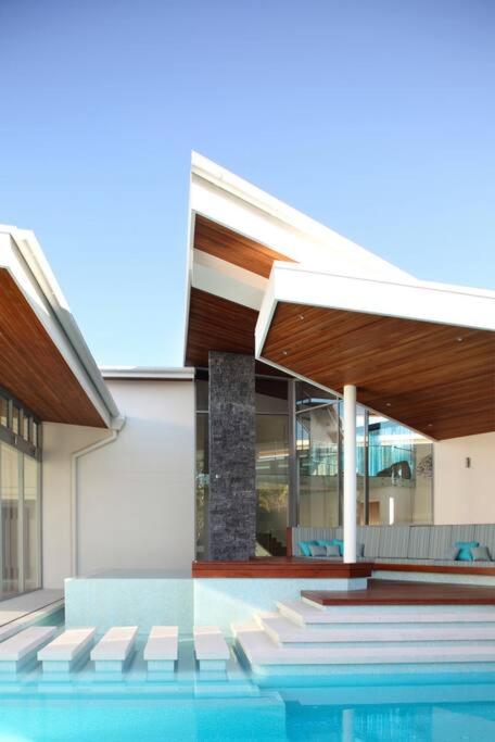 Racquet Retreat by Noosa Secret Destinations- Short Walk to Hastings Street