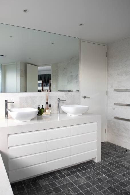 Racquet Retreat by Noosa Secret Destinations- Short Walk to Hastings Street