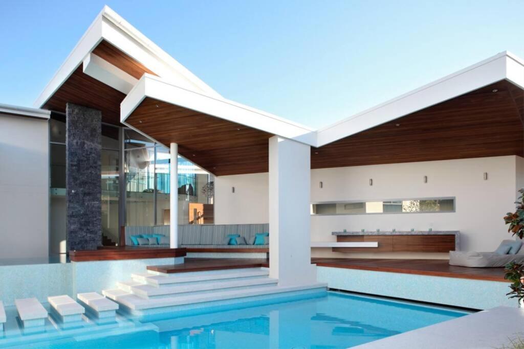 Racquet Retreat by Noosa Secret Destinations- Short Walk to Hastings Street