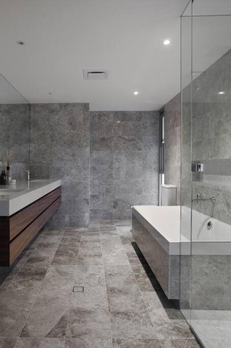 Racquet Retreat by Noosa Secret Destinations- Short Walk to Hastings Street