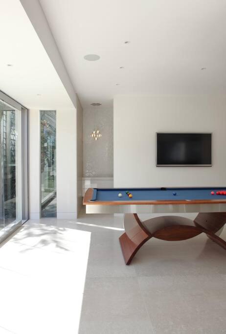 Racquet Retreat by Noosa Secret Destinations- Short Walk to Hastings Street