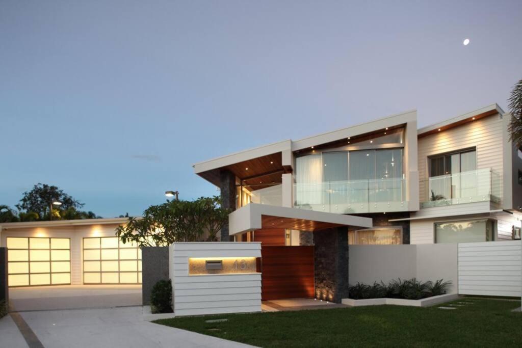 Racquet Retreat by Noosa Secret Destinations- Short Walk to Hastings Street
