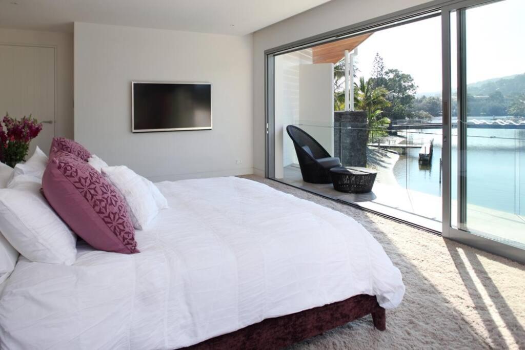 Racquet Retreat by Noosa Secret Destinations- Short Walk to Hastings Street