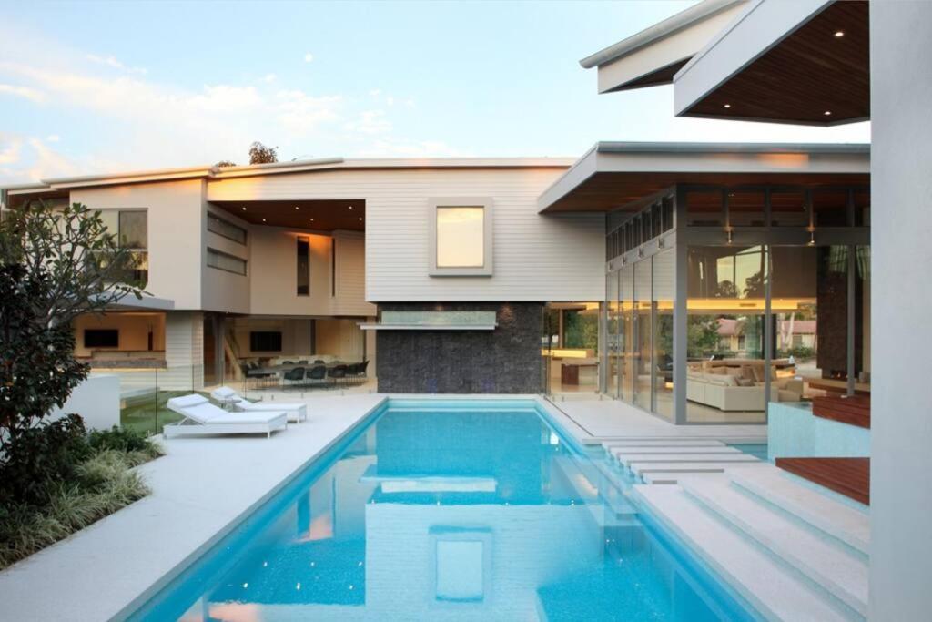 Racquet Retreat by Noosa Secret Destinations- Short Walk to Hastings Street