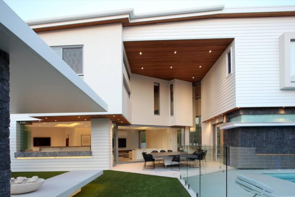 Racquet Retreat by Noosa Secret Destinations- Short Walk to Hastings Street