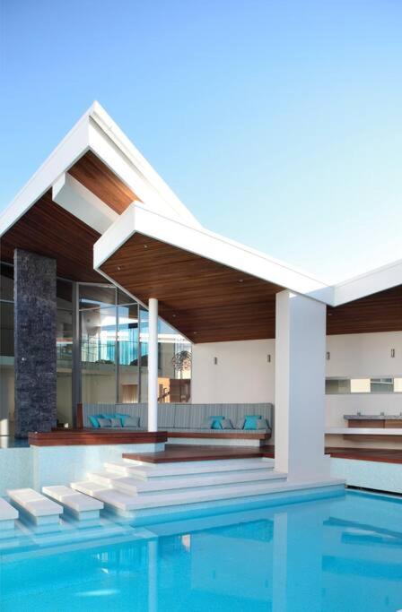 Racquet Retreat by Noosa Secret Destinations- Short Walk to Hastings Street