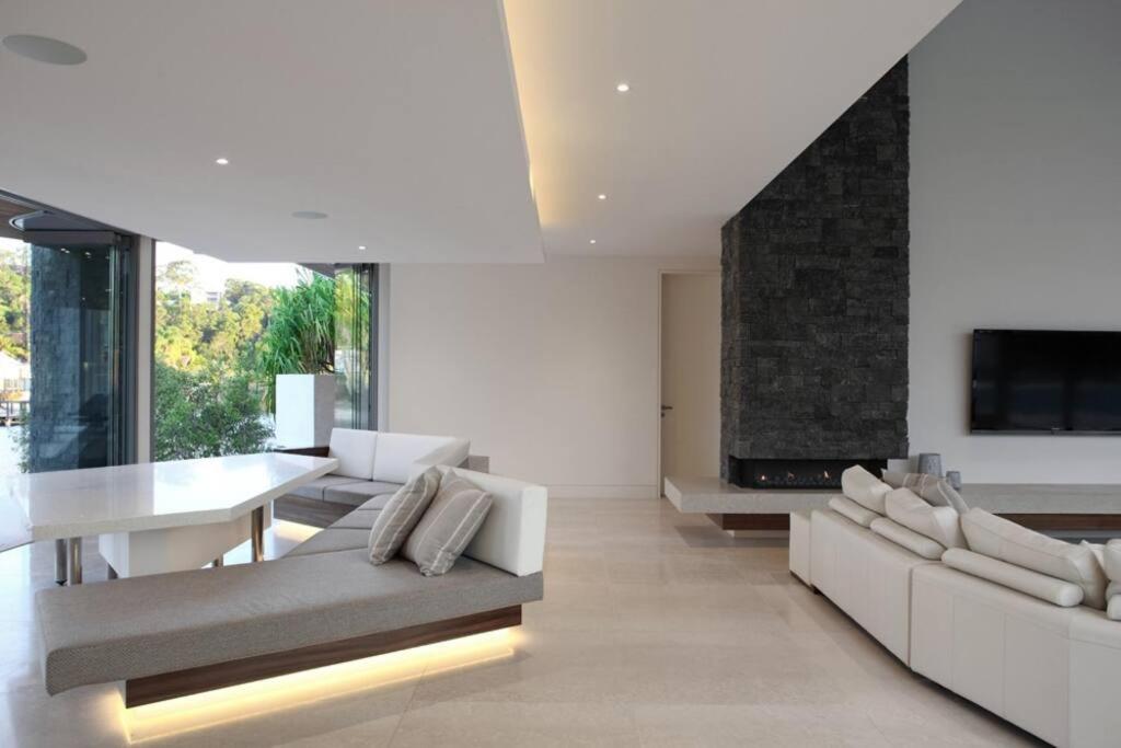 Racquet Retreat by Noosa Secret Destinations- Short Walk to Hastings Street