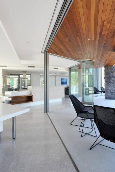 Racquet Retreat by Noosa Secret Destinations- Short Walk to Hastings Street