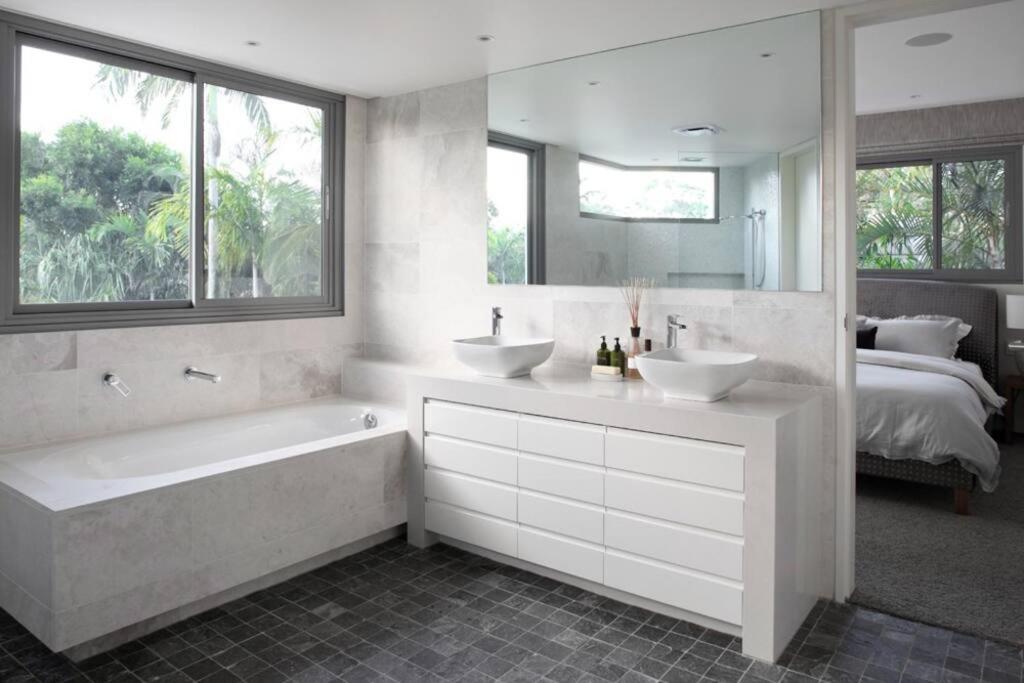 Racquet Retreat by Noosa Secret Destinations- Short Walk to Hastings Street