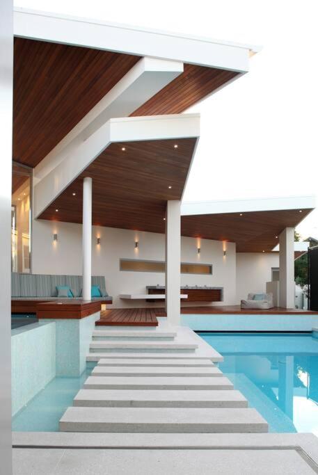 Racquet Retreat by Noosa Secret Destinations- Short Walk to Hastings Street