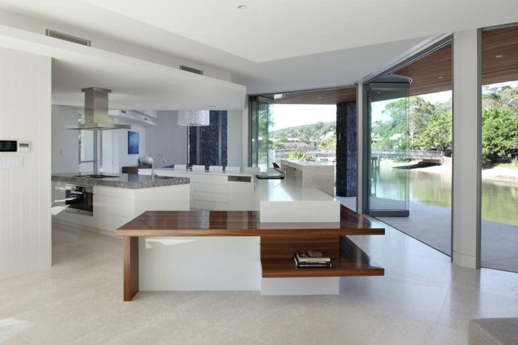 Racquet Retreat by Noosa Secret Destinations- Short Walk to Hastings Street