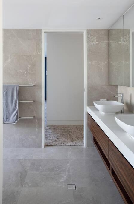 Racquet Retreat by Noosa Secret Destinations- Short Walk to Hastings Street