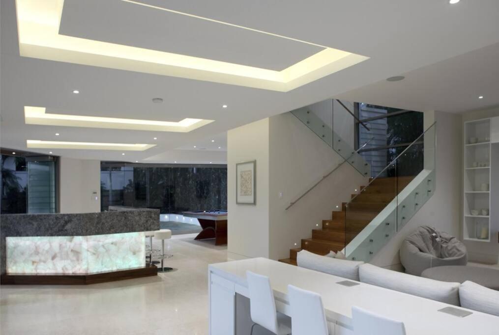 Racquet Retreat by Noosa Secret Destinations- Short Walk to Hastings Street