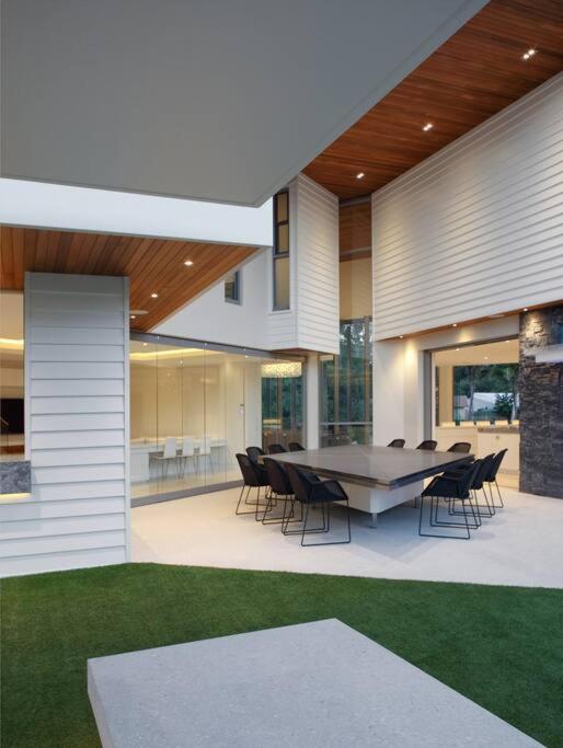 Racquet Retreat by Noosa Secret Destinations- Short Walk to Hastings Street