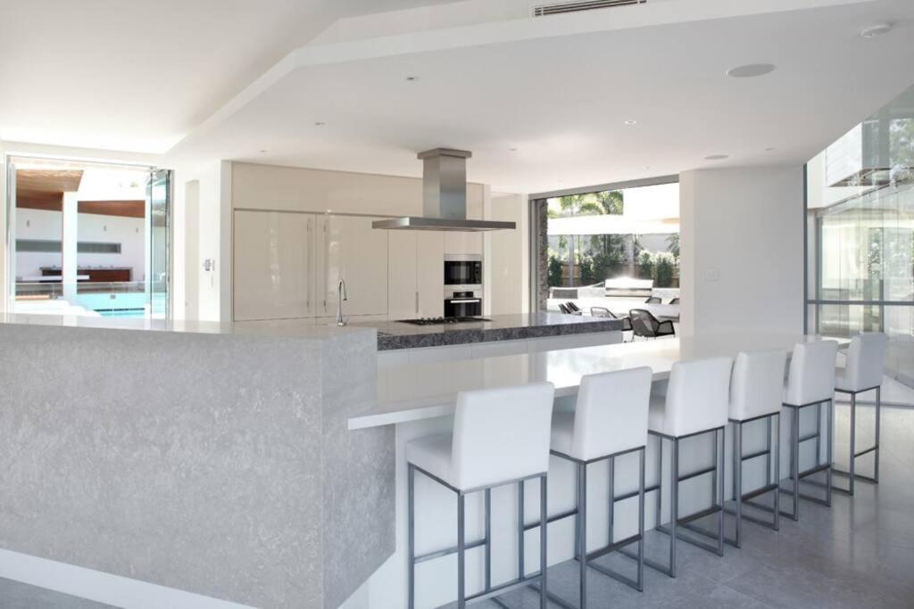 Racquet Retreat by Noosa Secret Destinations- Short Walk to Hastings Street
