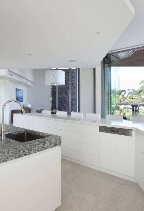 Racquet Retreat by Noosa Secret Destinations- Short Walk to Hastings Street