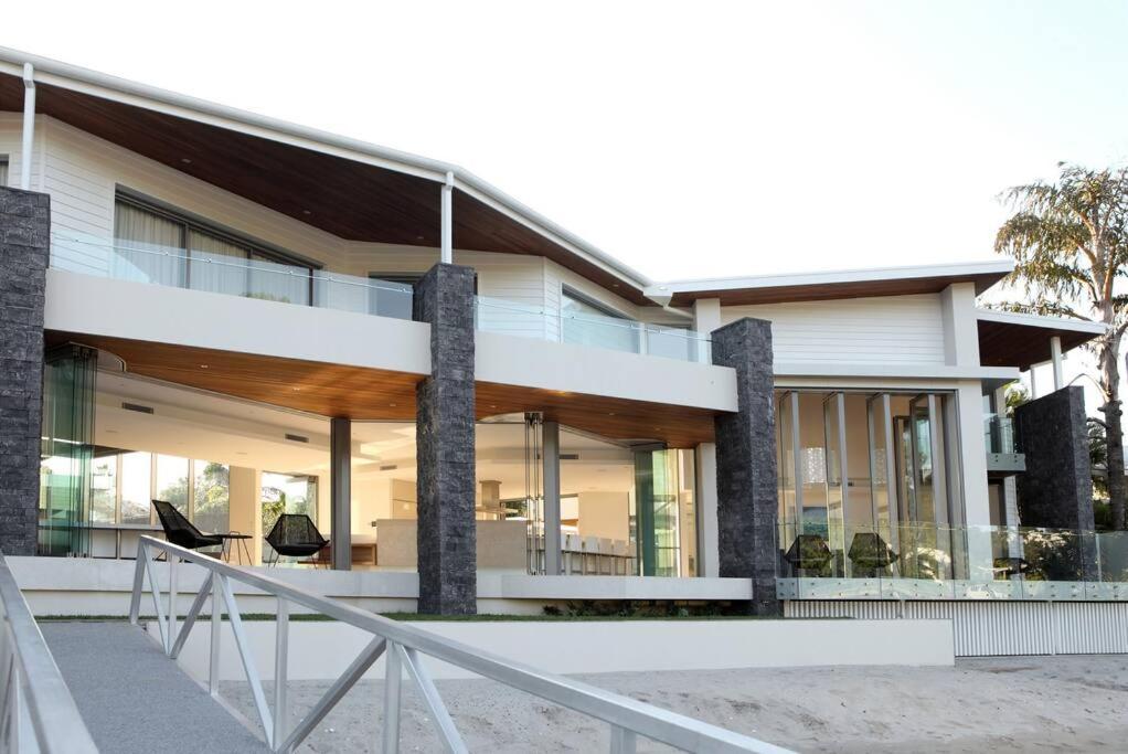 Racquet Retreat by Noosa Secret Destinations- Short Walk to Hastings Street