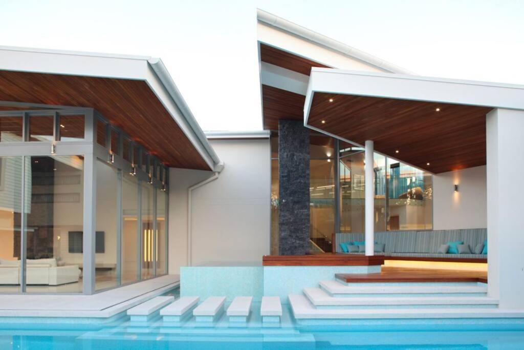 Racquet Retreat by Noosa Secret Destinations- Short Walk to Hastings Street