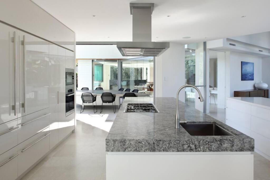 Racquet Retreat by Noosa Secret Destinations- Short Walk to Hastings Street