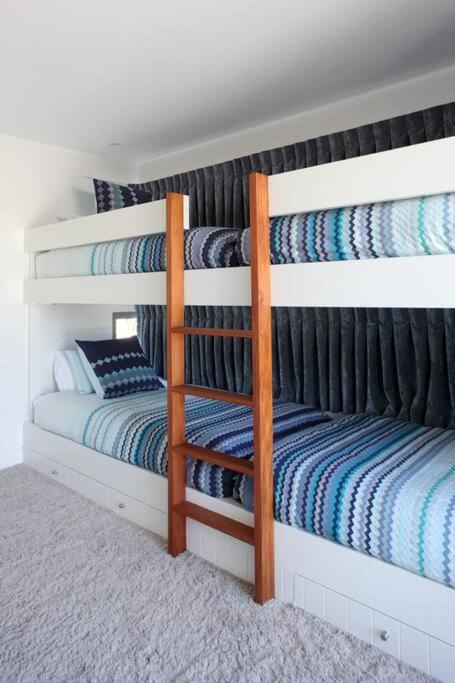 Racquet Retreat by Noosa Secret Destinations- Short Walk to Hastings Street