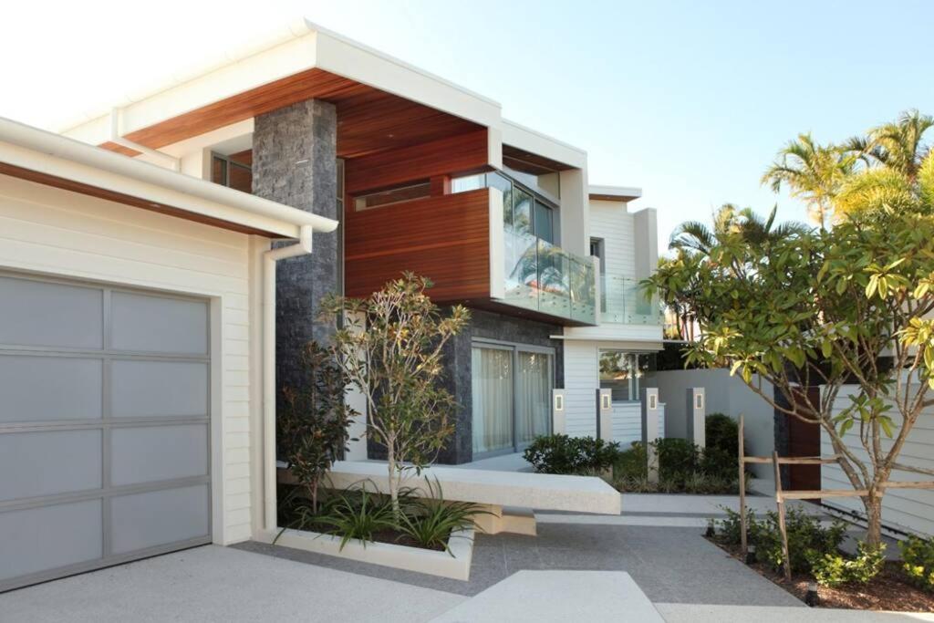 Racquet Retreat by Noosa Secret Destinations- Short Walk to Hastings Street