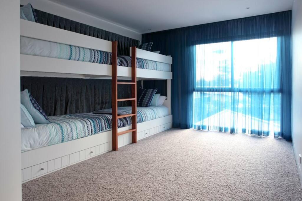 Racquet Retreat by Noosa Secret Destinations- Short Walk to Hastings Street
