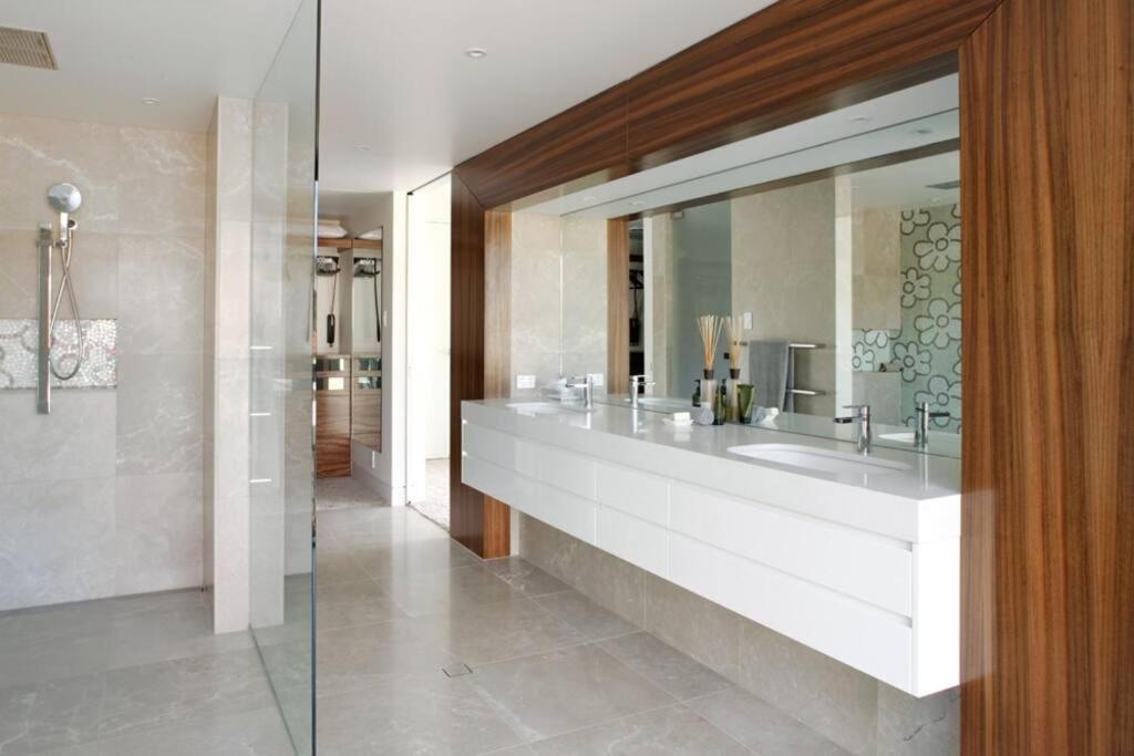 Racquet Retreat by Noosa Secret Destinations- Short Walk to Hastings Street