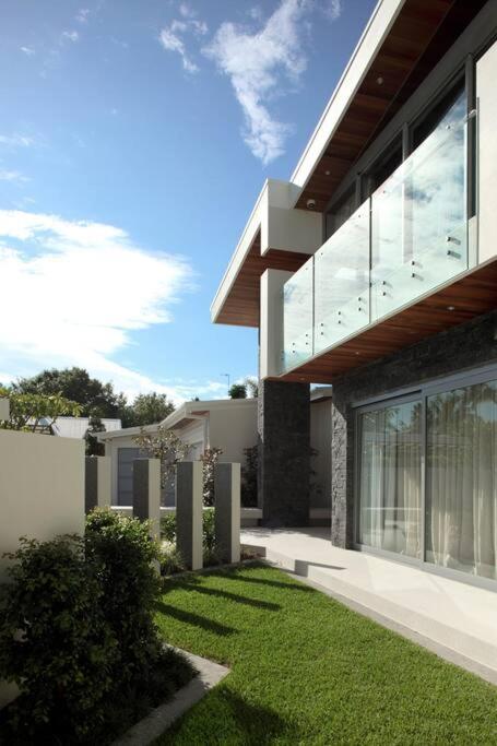 Racquet Retreat by Noosa Secret Destinations- Short Walk to Hastings Street