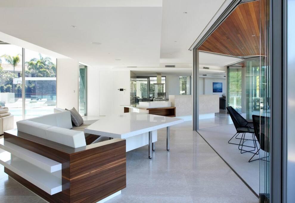 Racquet Retreat by Noosa Secret Destinations- Short Walk to Hastings Street