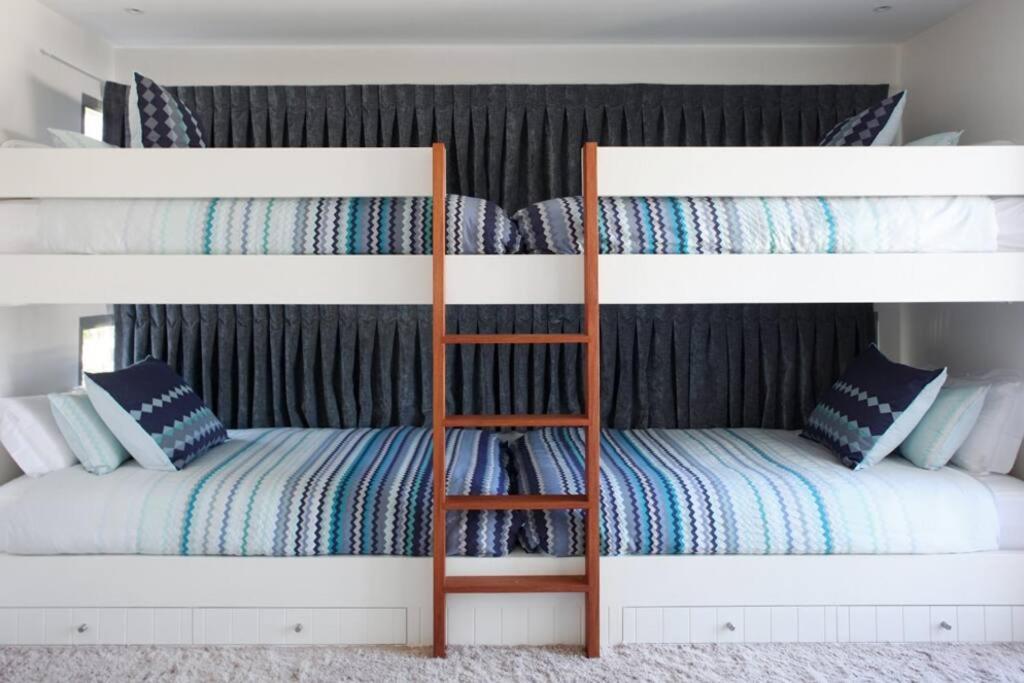 Racquet Retreat by Noosa Secret Destinations- Short Walk to Hastings Street